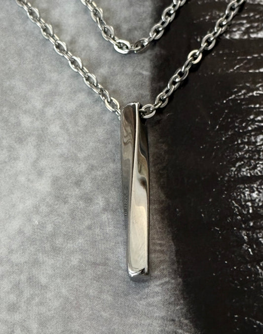 SLEEK BAR NECKLACE