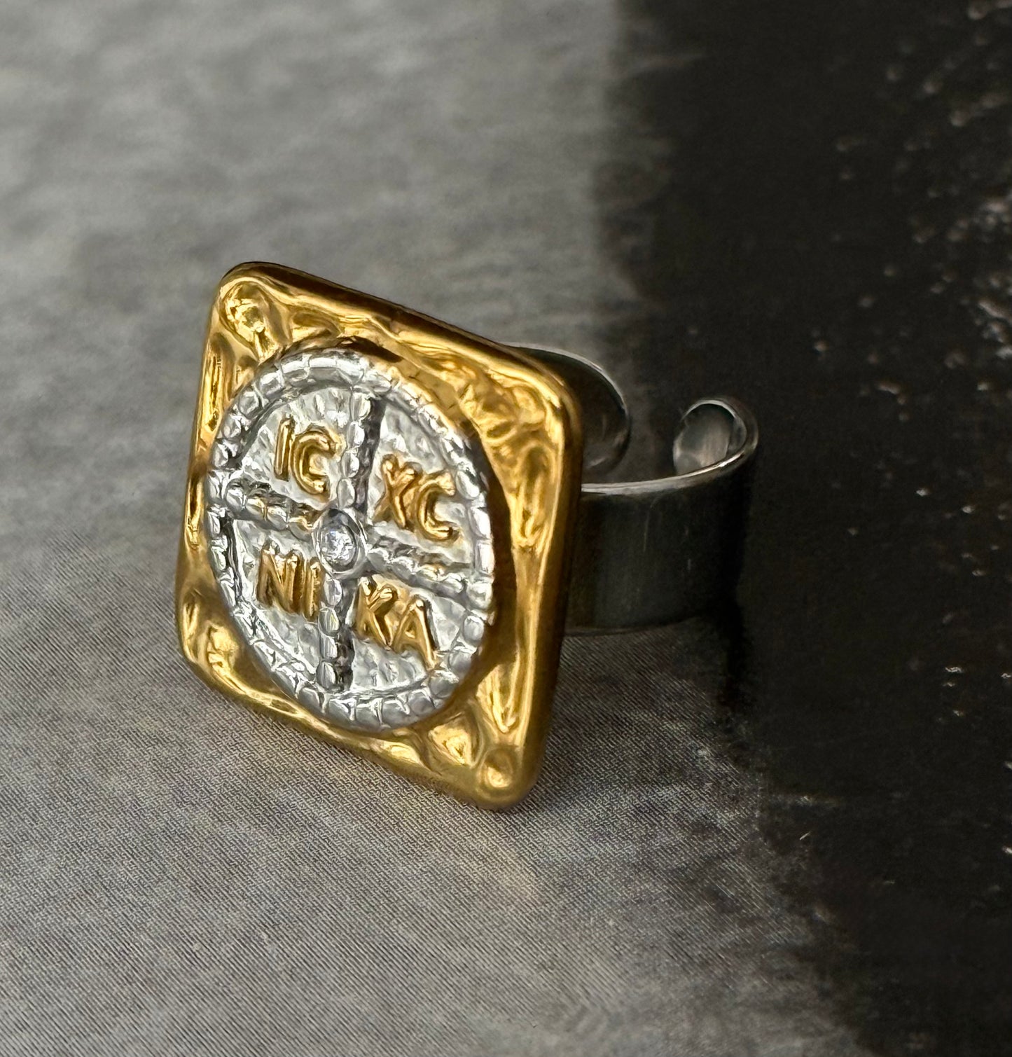 CHEVALIER EMBLEM GOLD RING