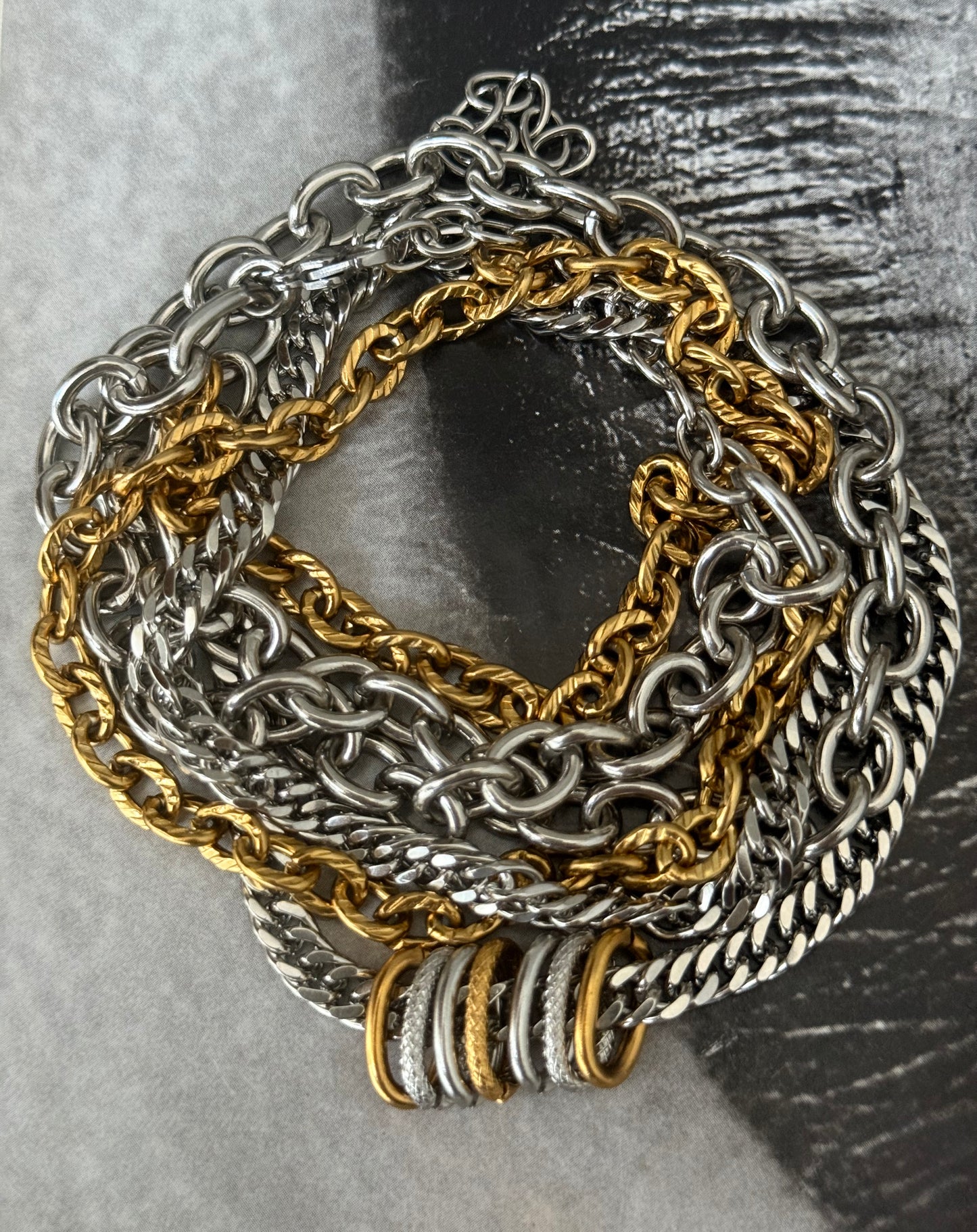 CHAIN SHIFT CHOKER BRACELET