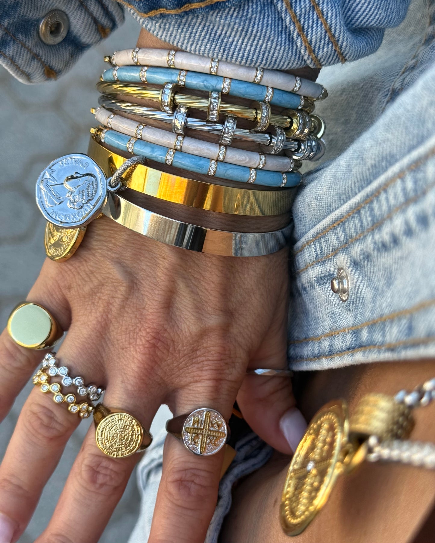 TWISTED GLOW BANGLE