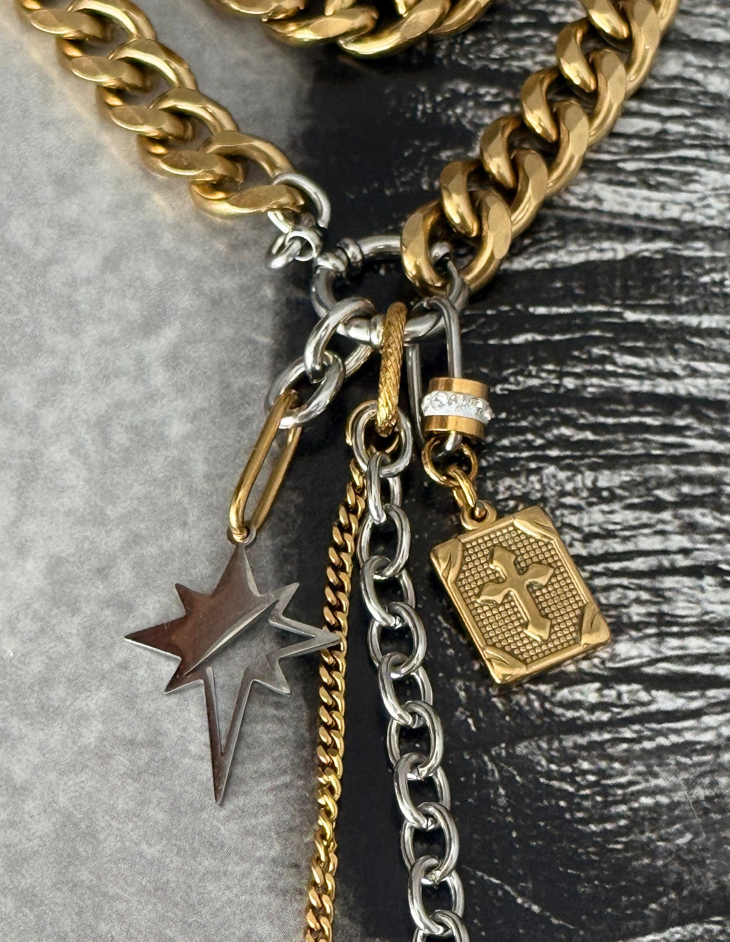 BOLD CHARM CHOKER
