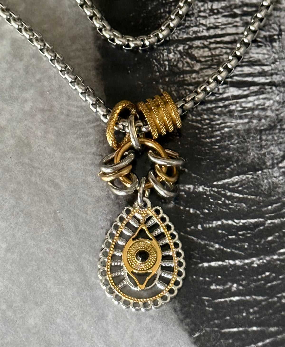 DOUBLE TONE EYE NECKLACE