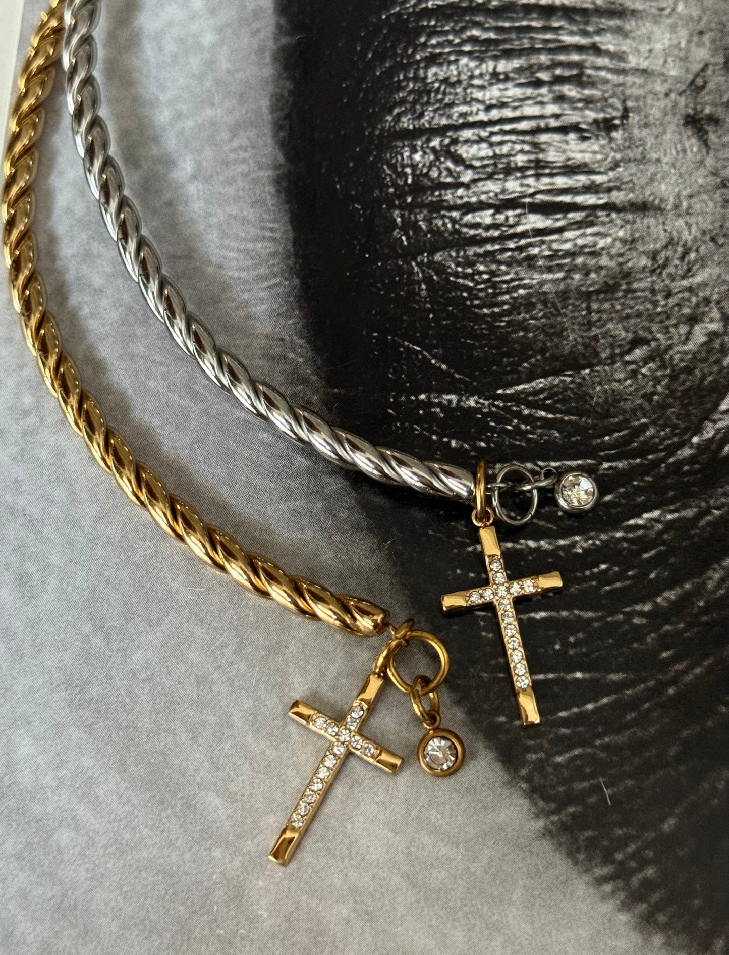 LITOUKA TWIST ICON CHOKER