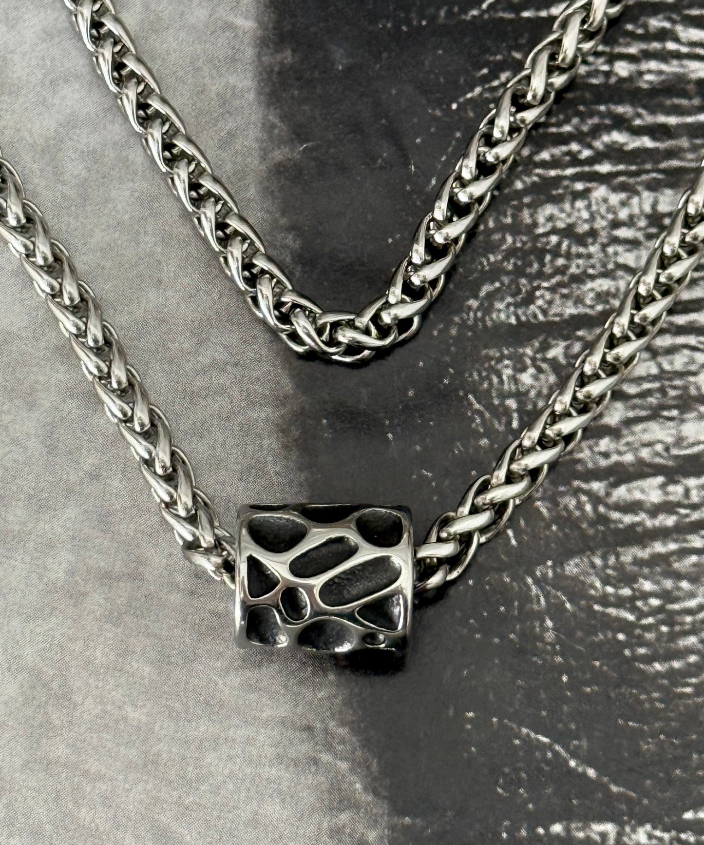 EDGE BARREL NECKLACE