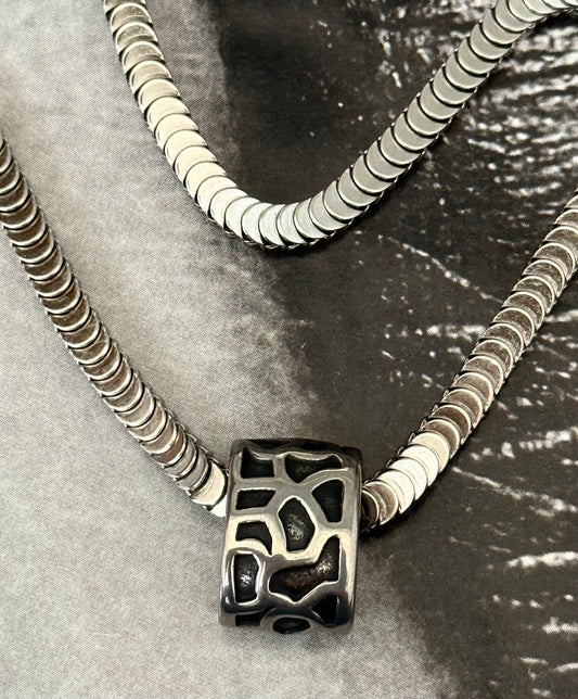 BOLD PATTERN NECKLACE