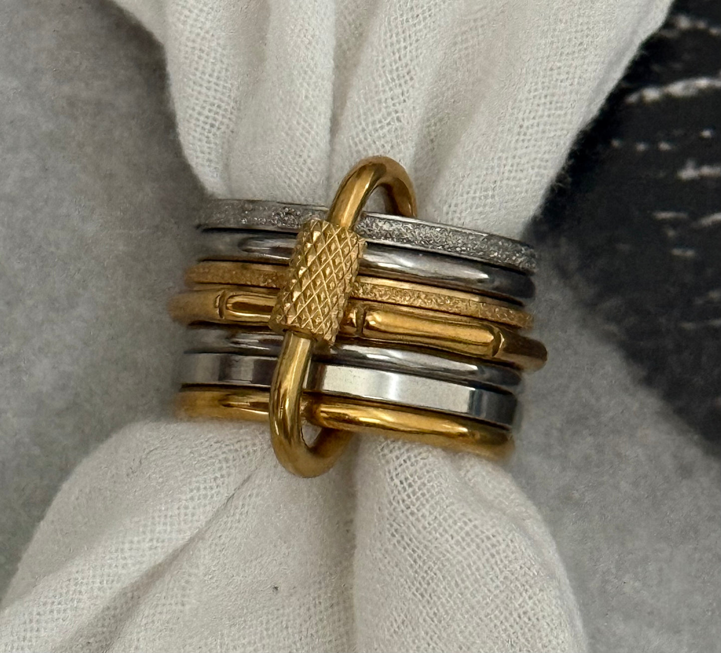 ELEGANCE GOLD RING (SIZE 9)