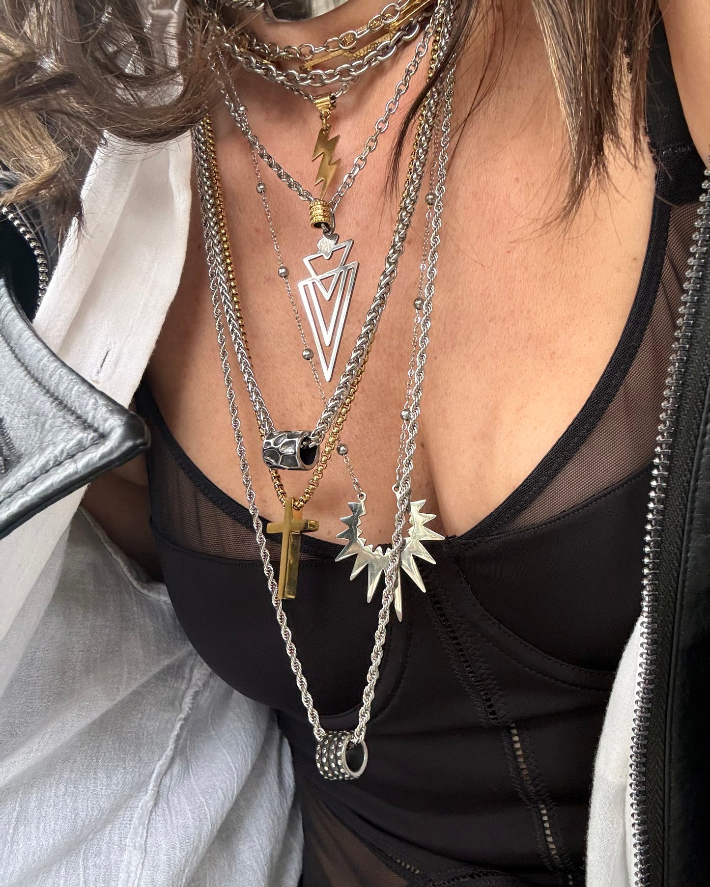 ICON TWIST BARREL NECKLACE