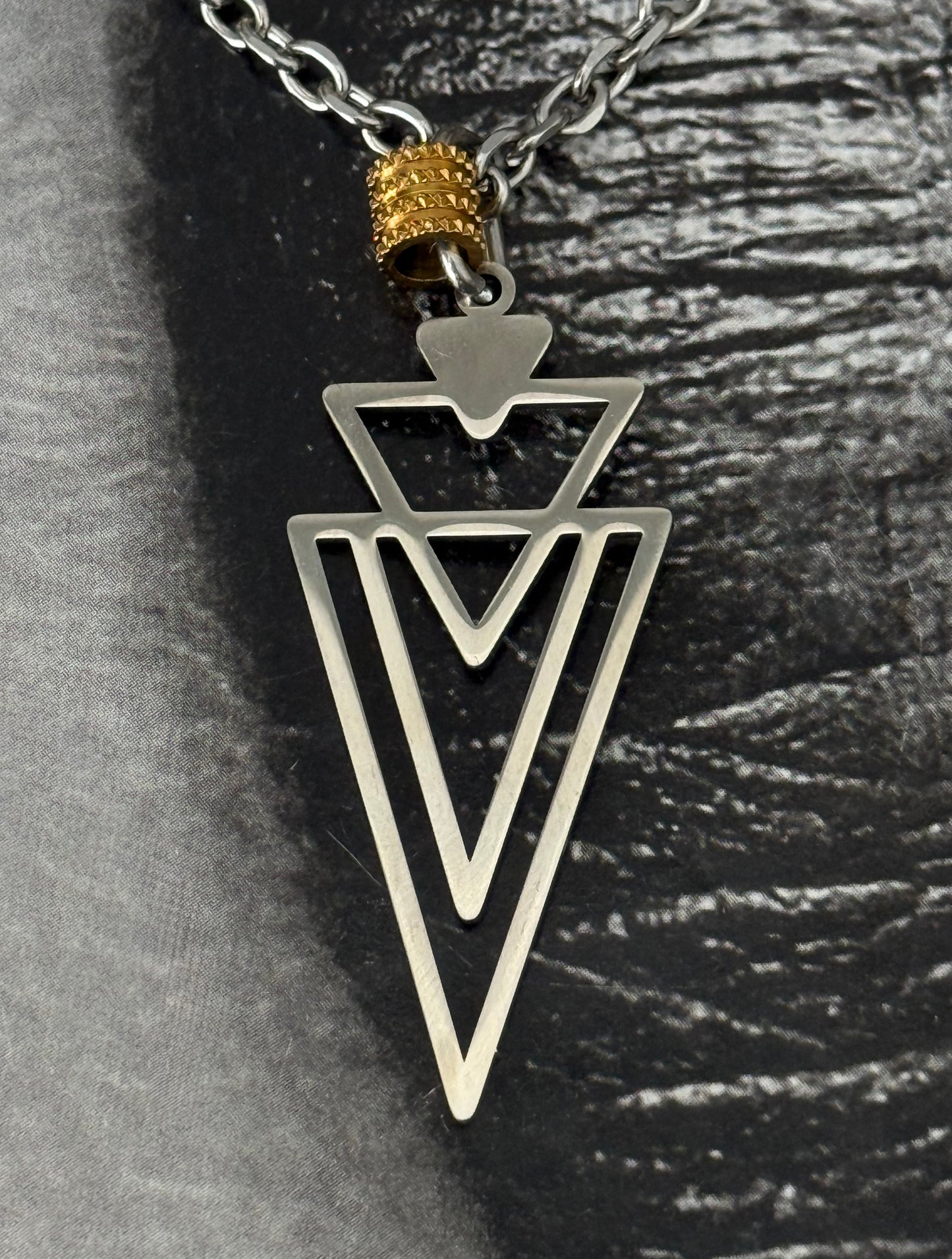 TRIANGLE EDGE NECKLACE