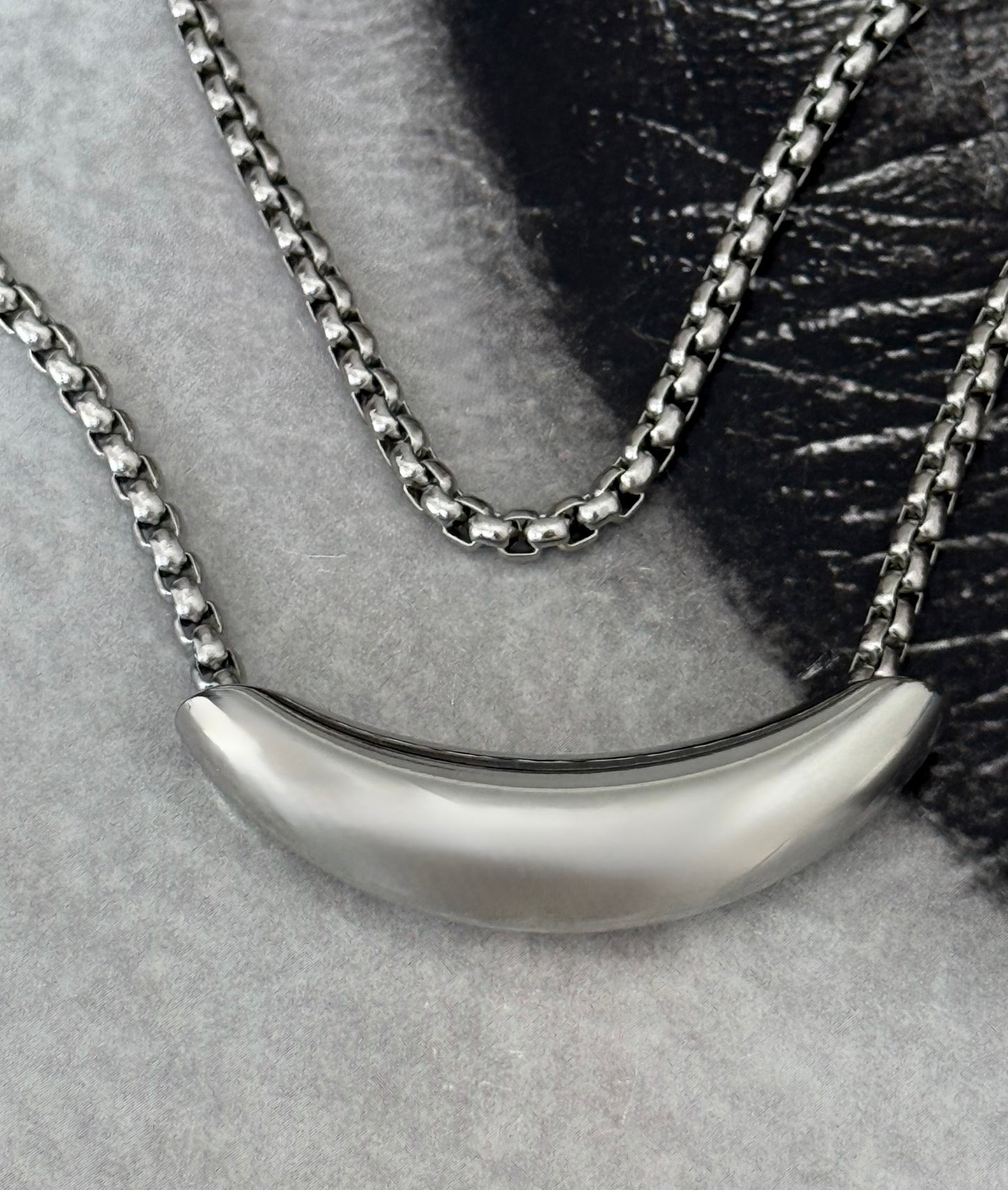 CURVED NECKLACE