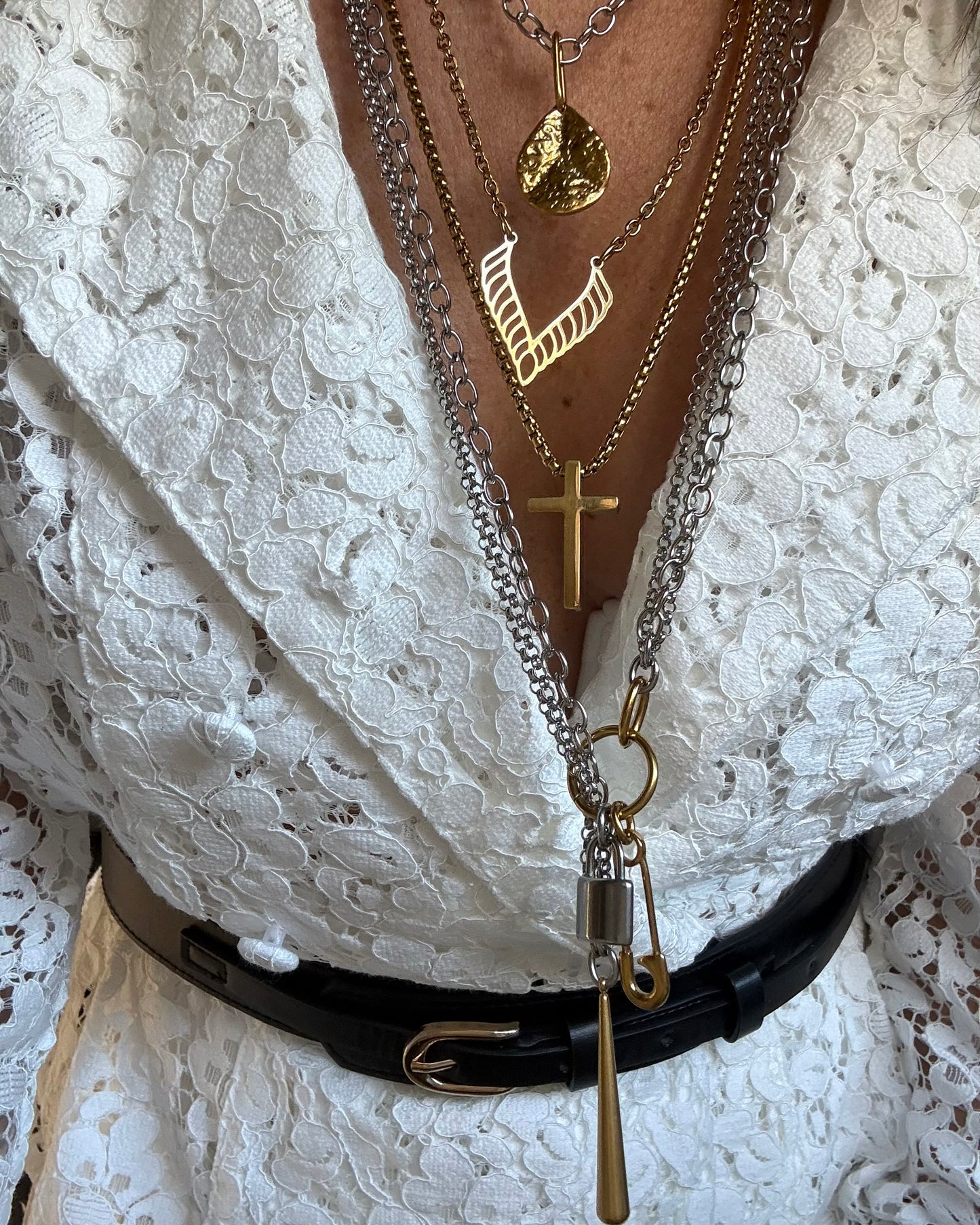 SILENT EDGE NECKLACE