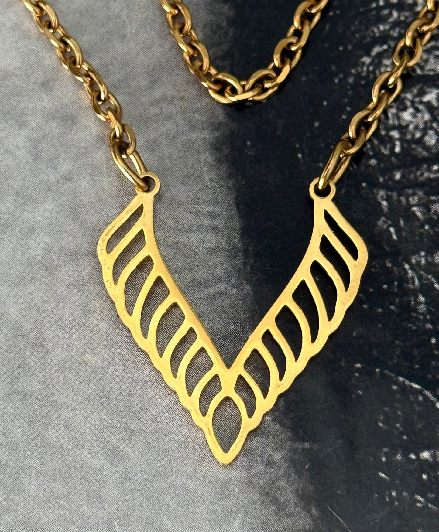 SILENT EDGE NECKLACE