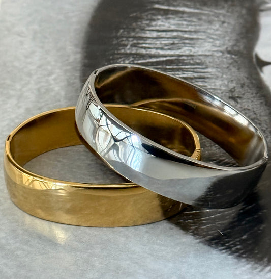 ESSENTIAL GLOW BANGLE