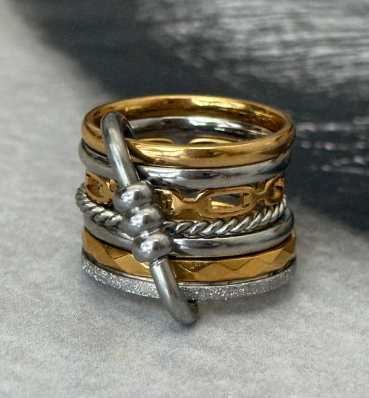 LINKED BOLD RING (size 6)