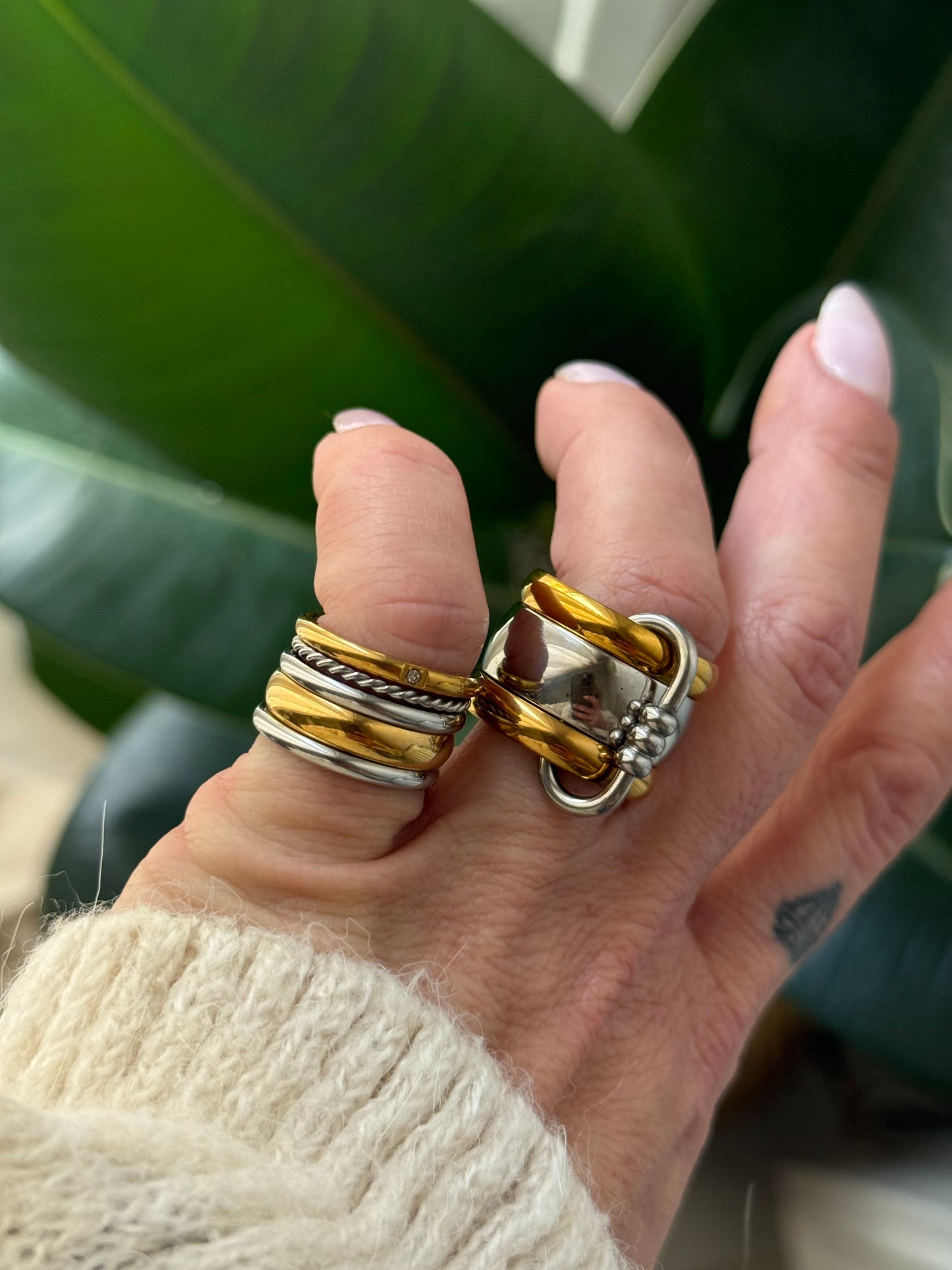 CHEVALIER GOLD SHINE RING (Size 6)