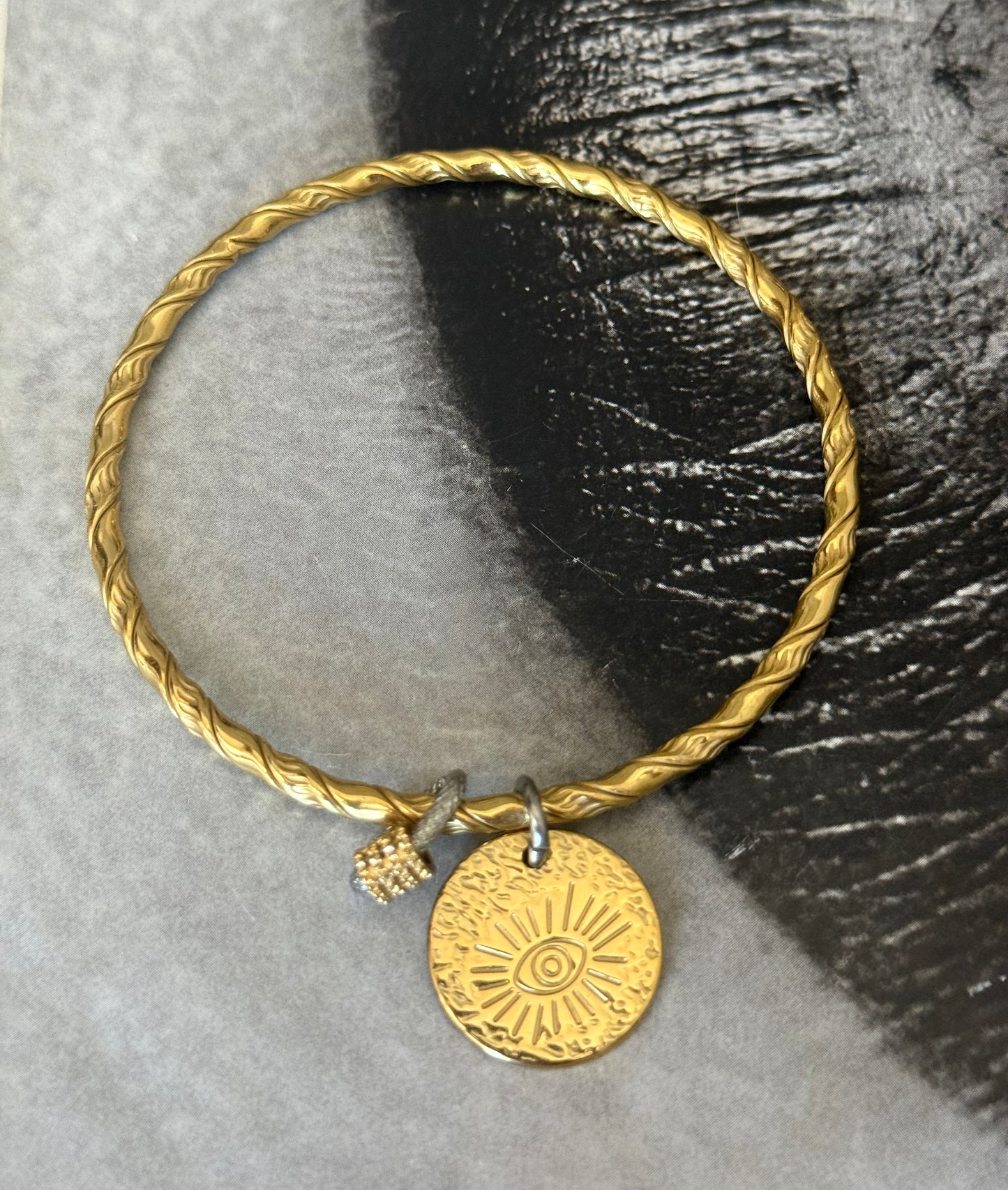 TWIST EYE GOLD BANGLE