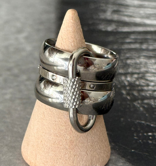 CHEVALIER SILVER RING   (SIZE 6)