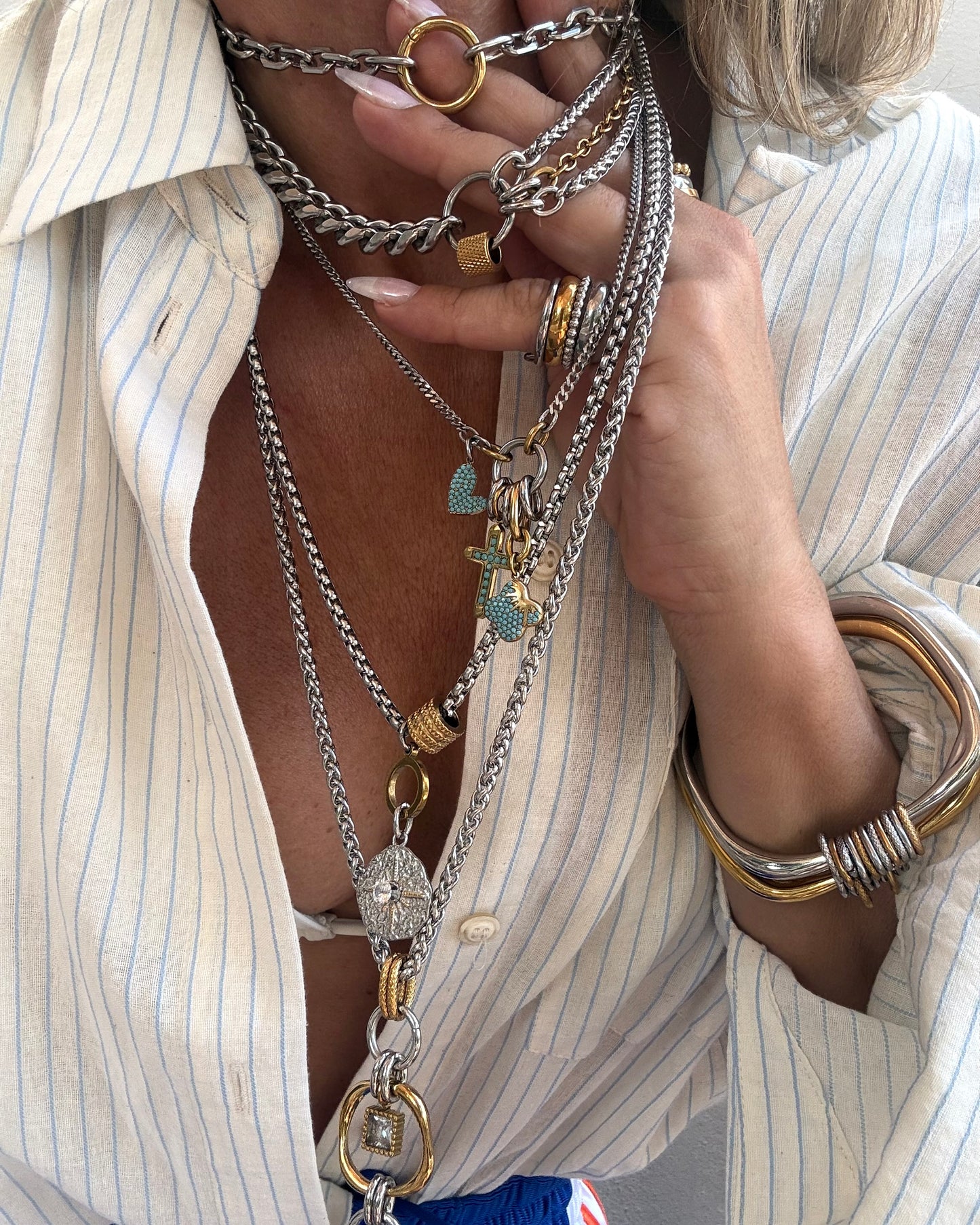CONTRAST NECKLACE