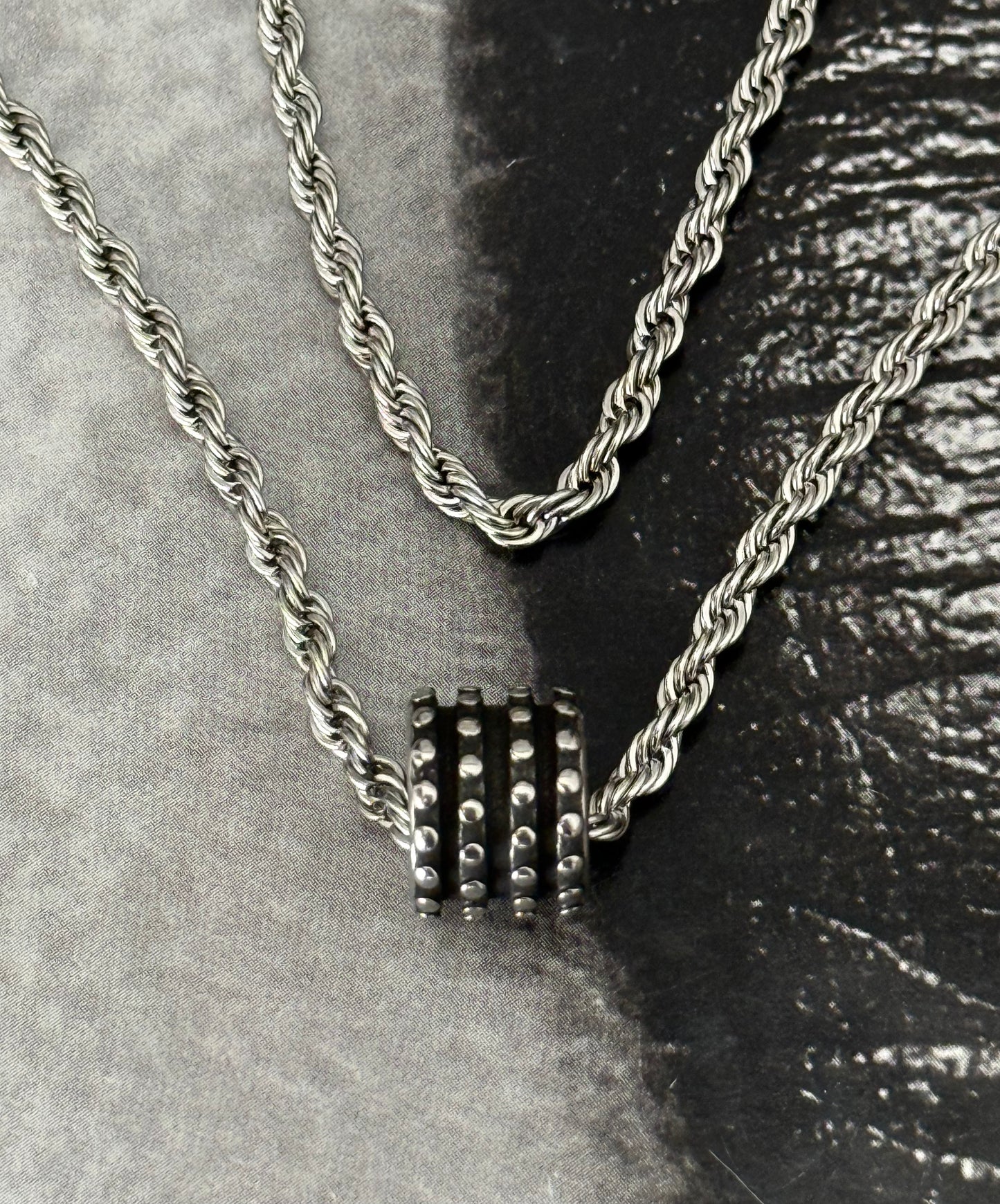 ICON TWIST BARREL NECKLACE