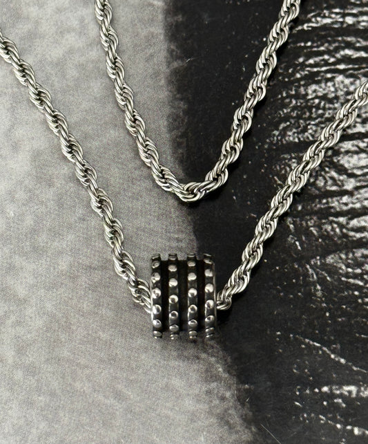 ICON TWIST BARREL NECKLACE
