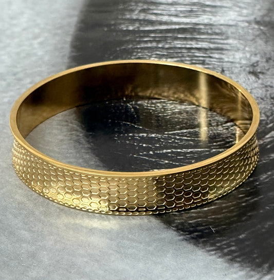 TEXTURED GLOW BANGLE