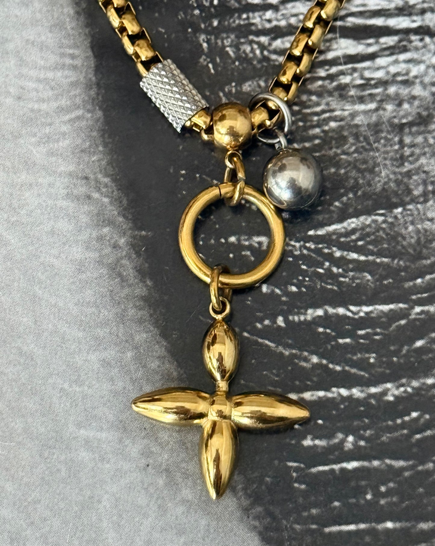 CROSSED GLOW NECKLACE