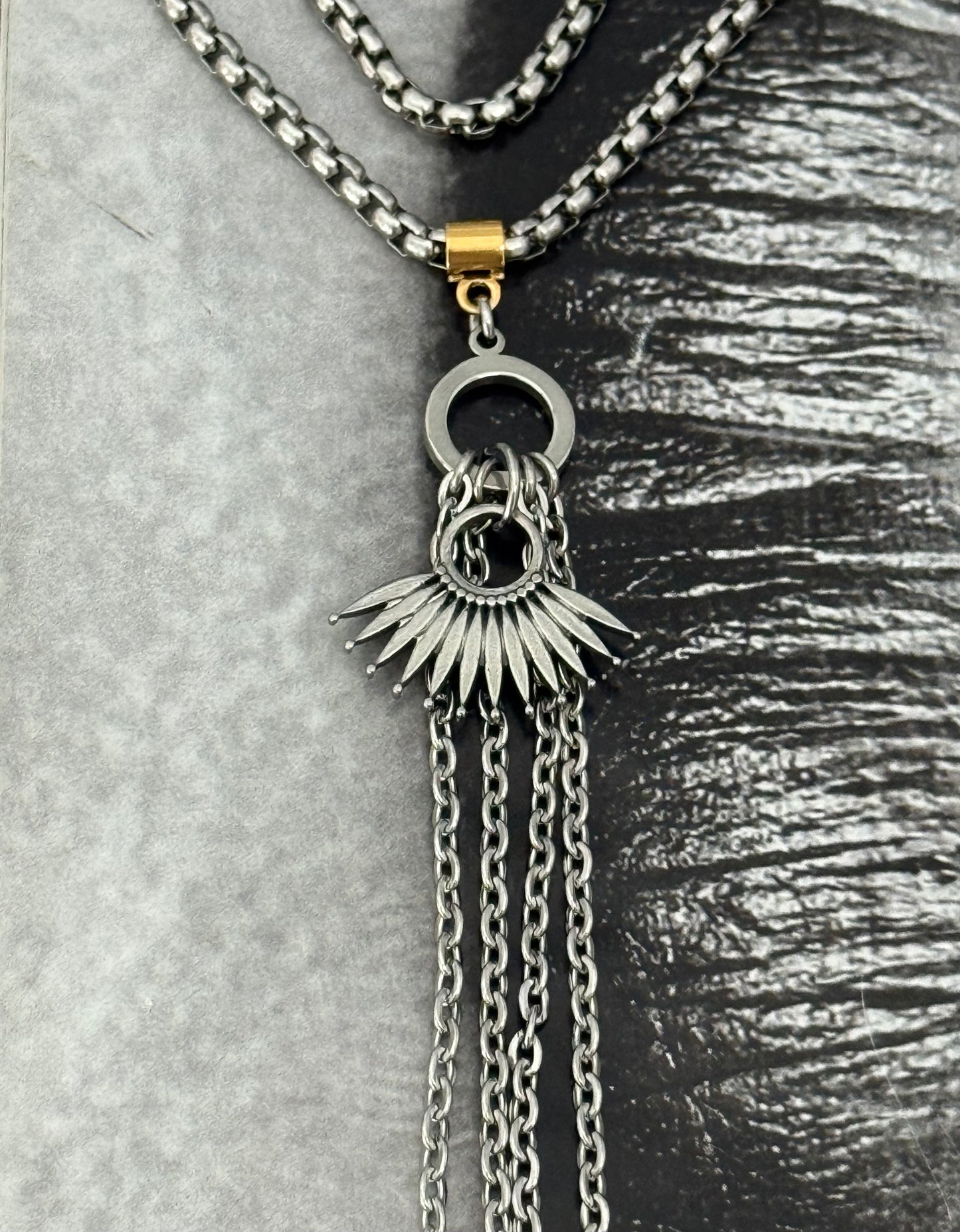 MOTION TIE NECKLACE