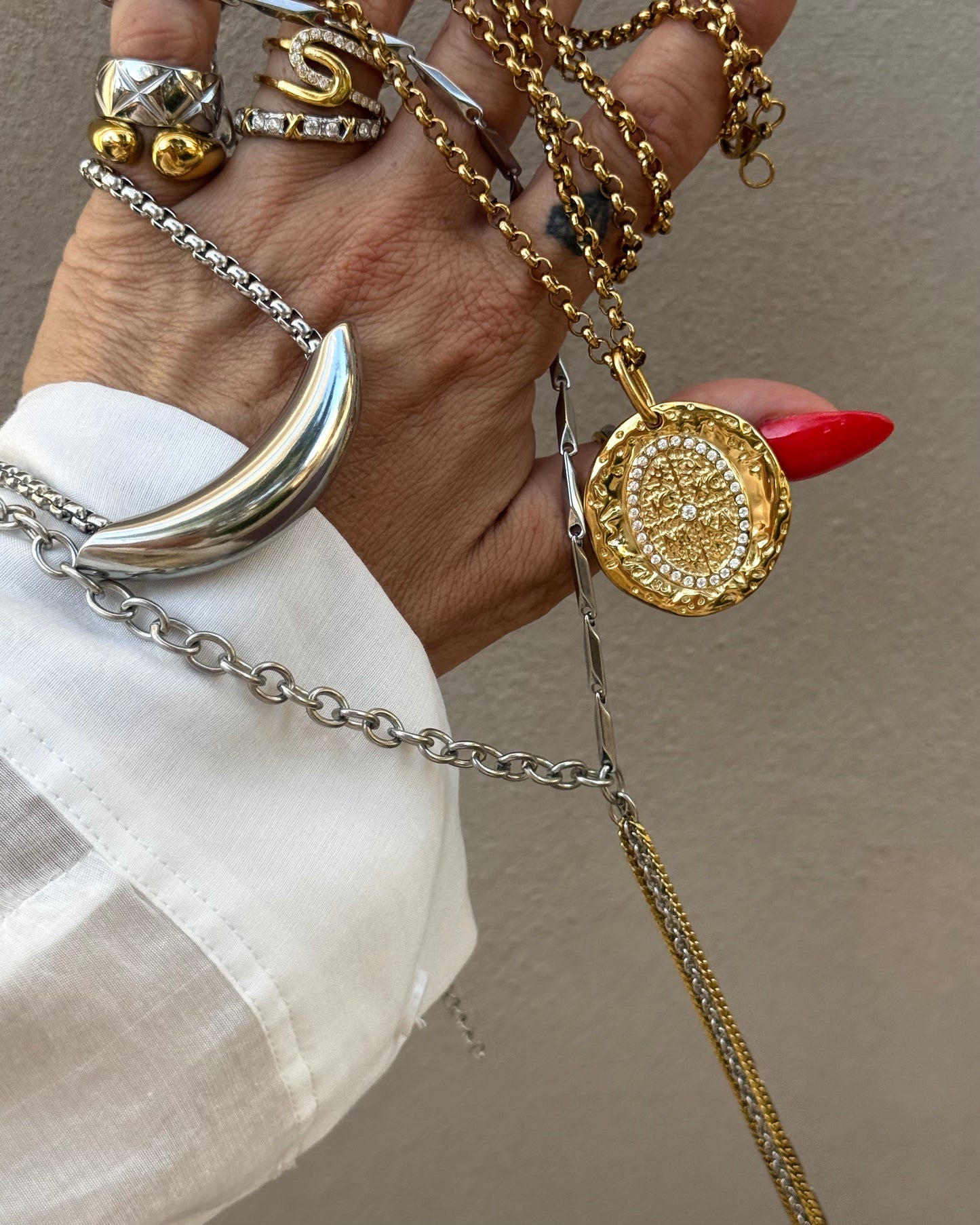CURVED NECKLACE