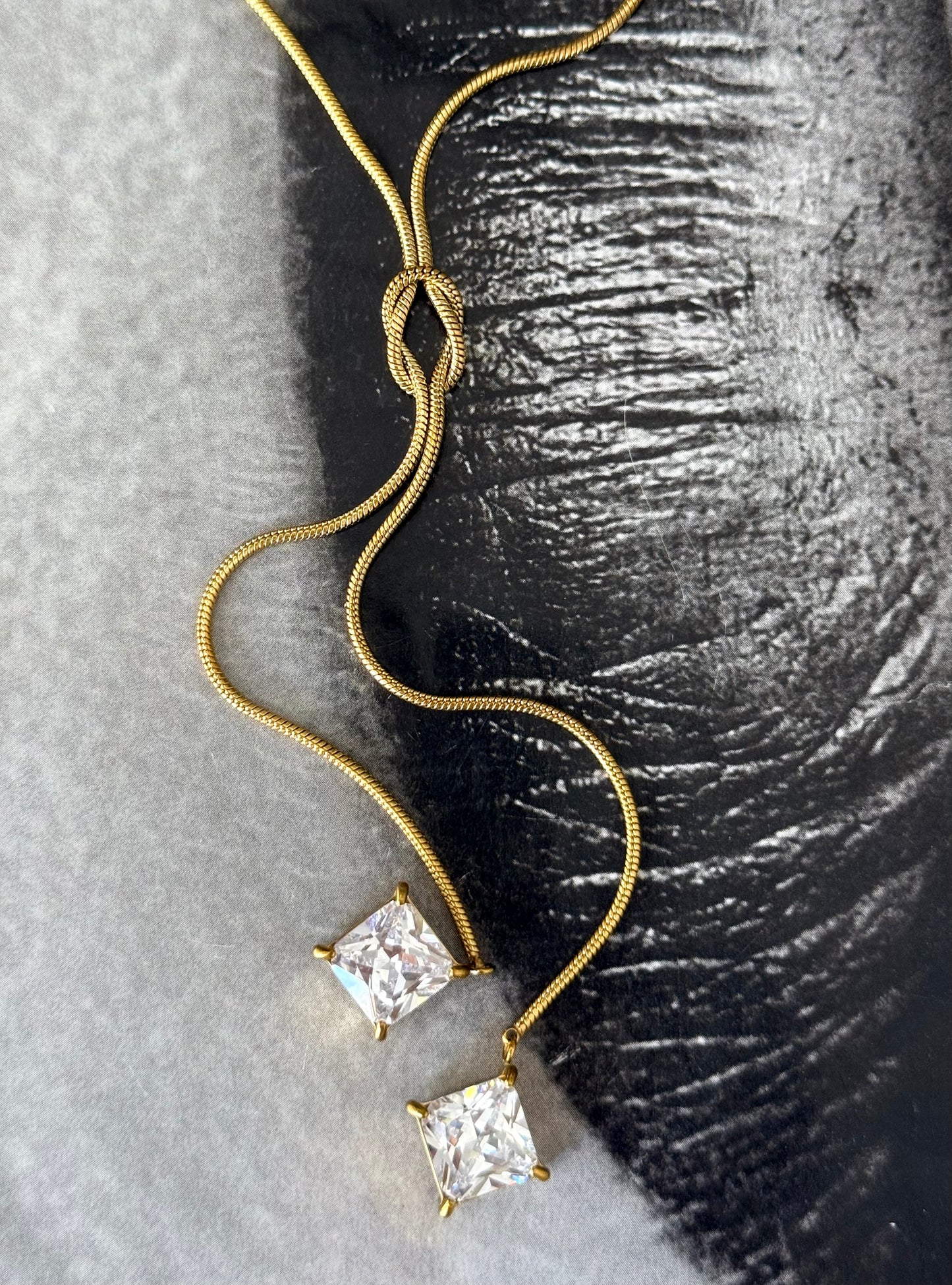 LUMINA TIE NECKLACE