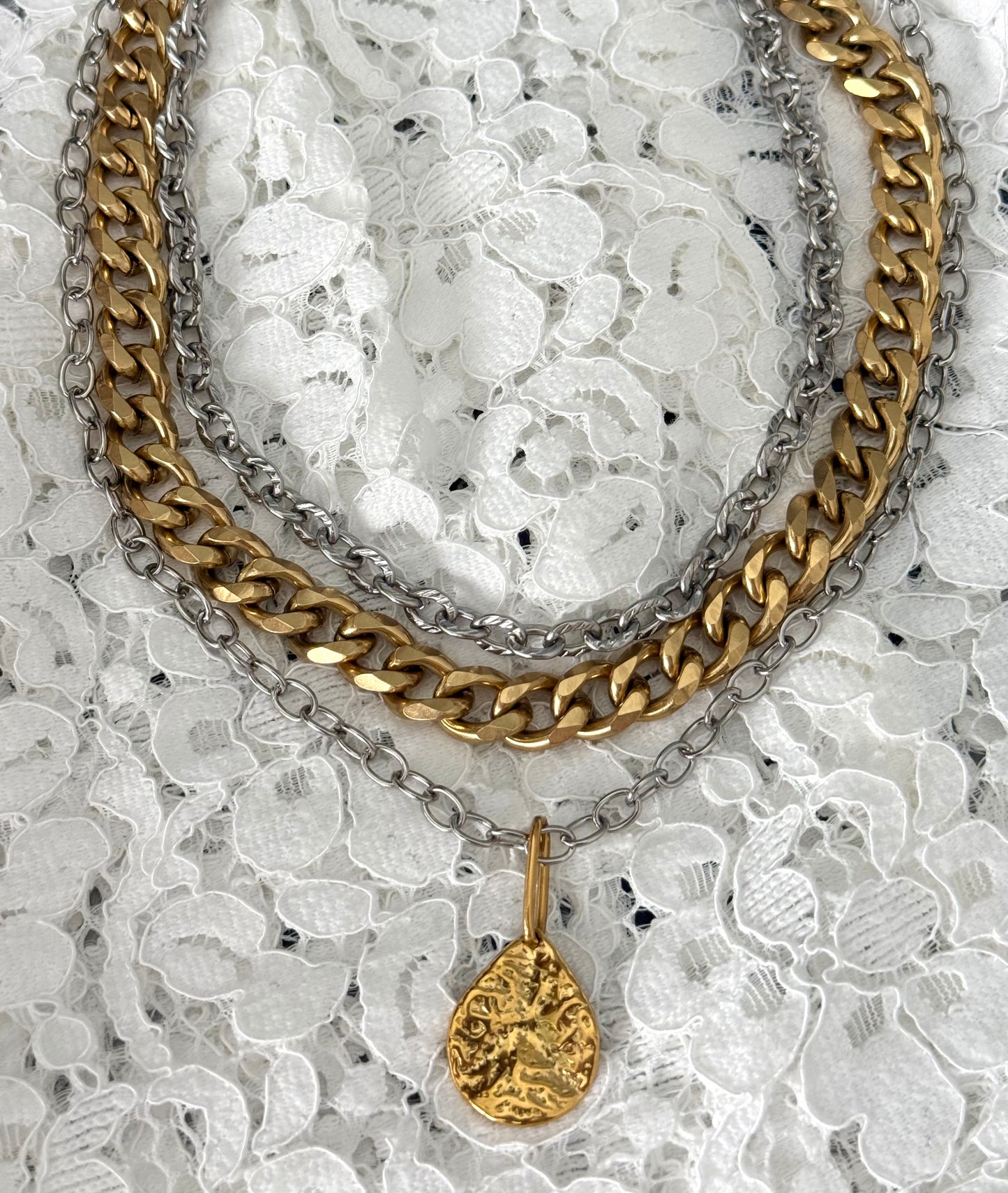 MIXED CHAINS NECKLACE