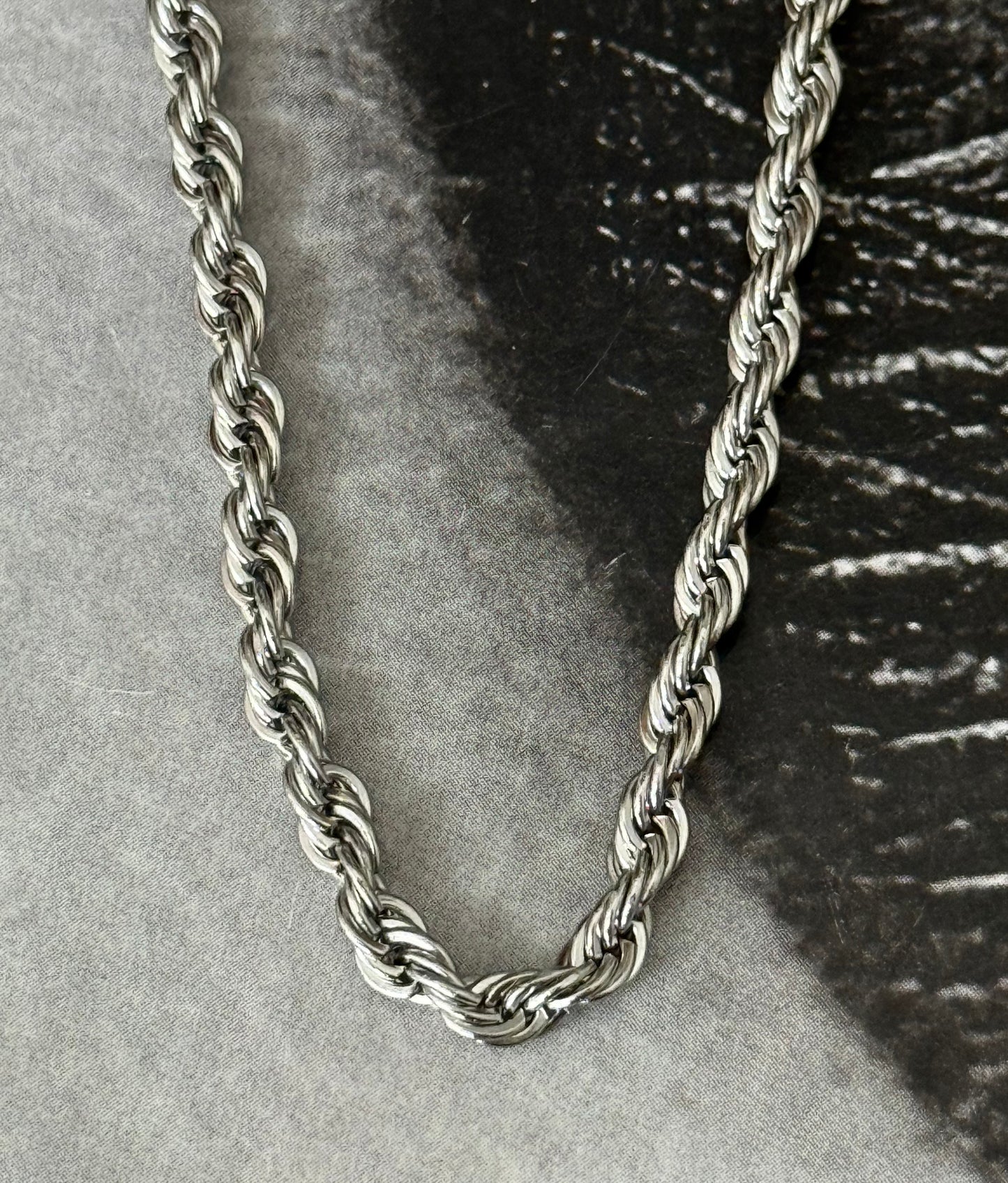 SILVER TWIST NECKLACE