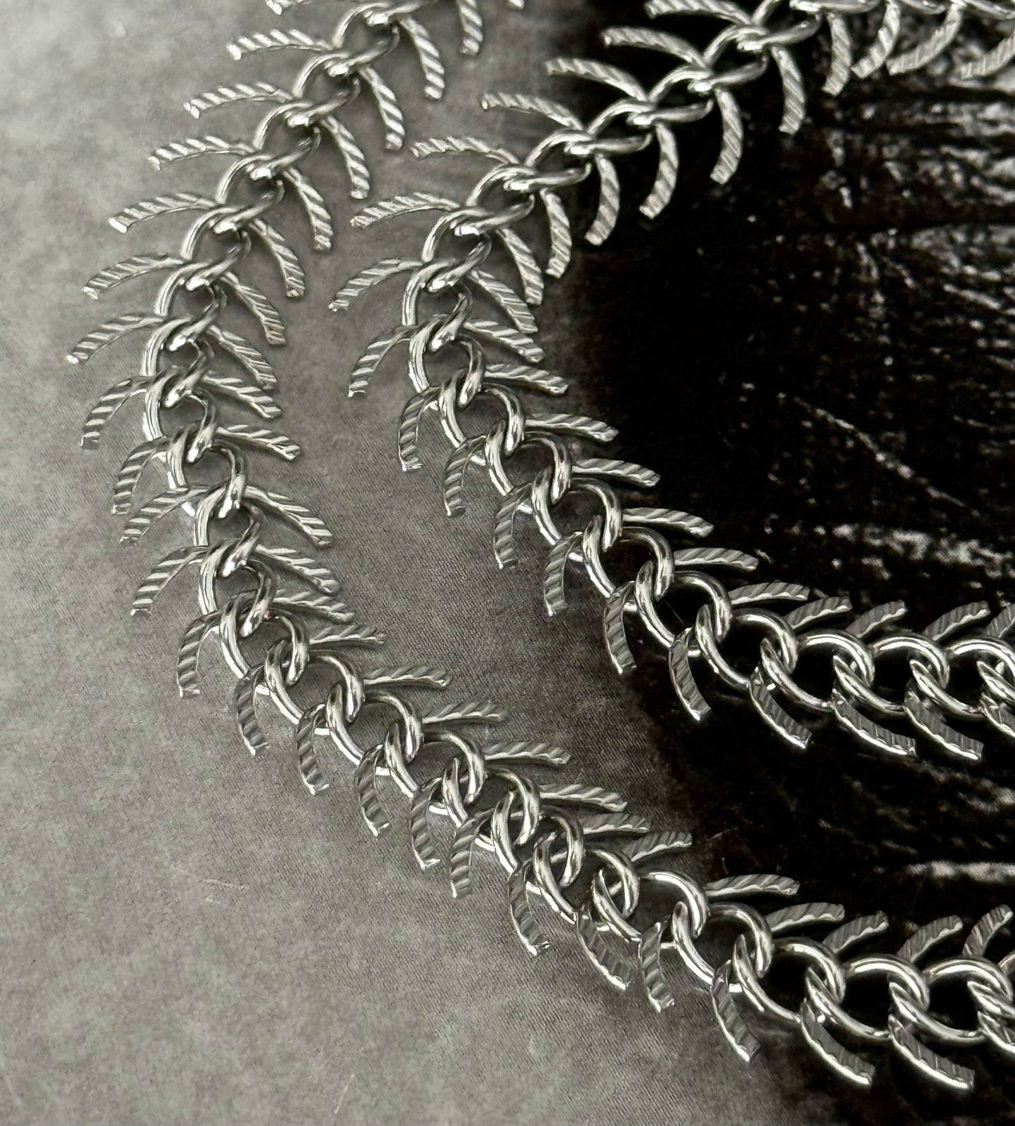 FISHBONE CHOKER