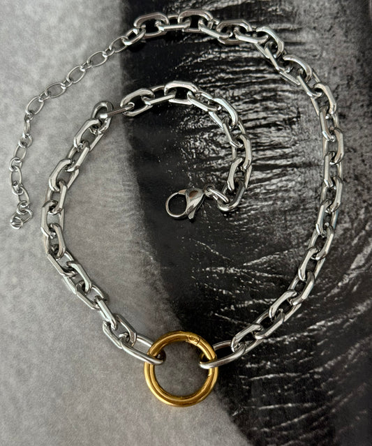 CONTRAST NECKLACE