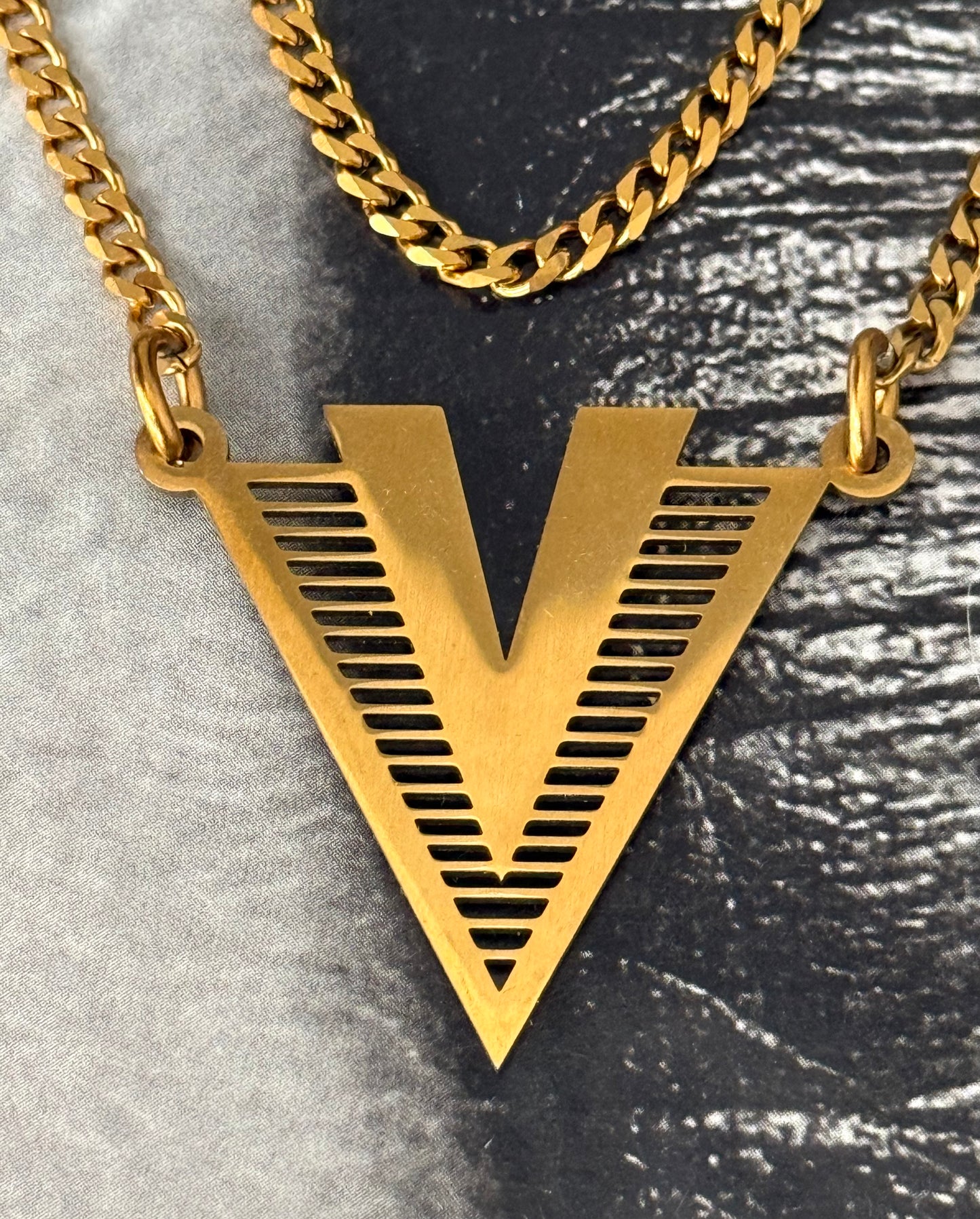 V LINE NECKLACE