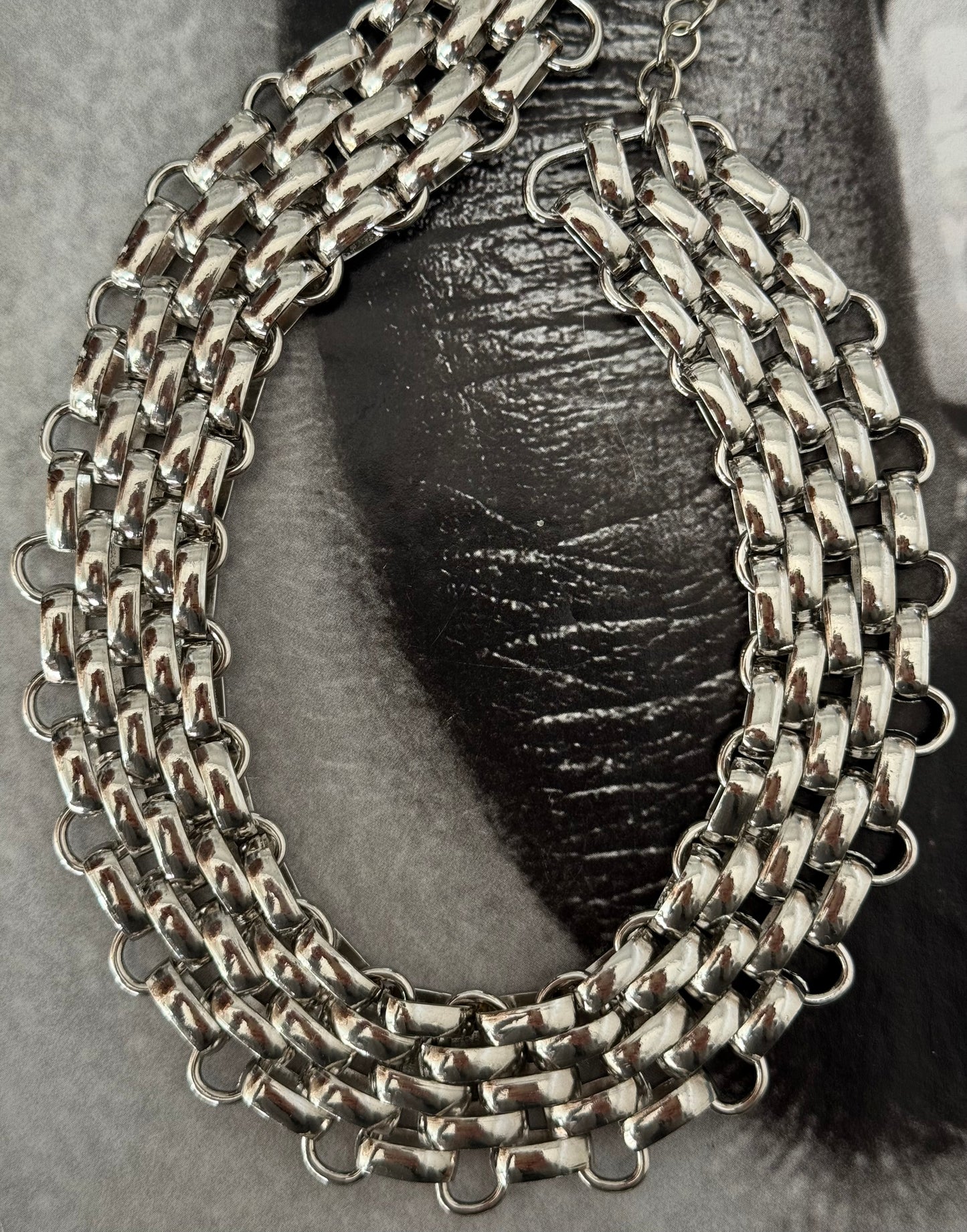 ICONIC BAND CHOKER NECKLACE