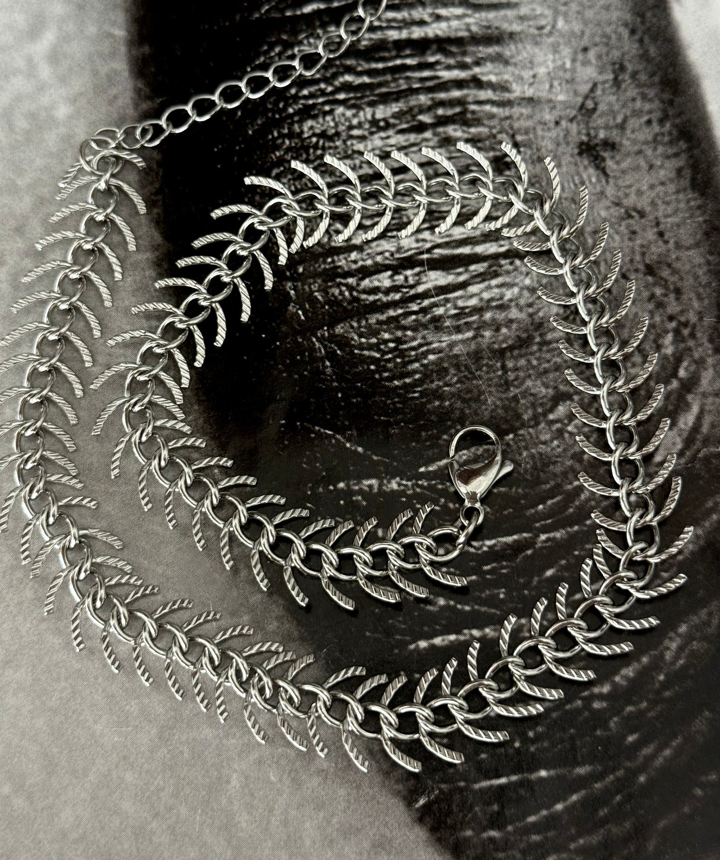 FISHBONE CHOKER