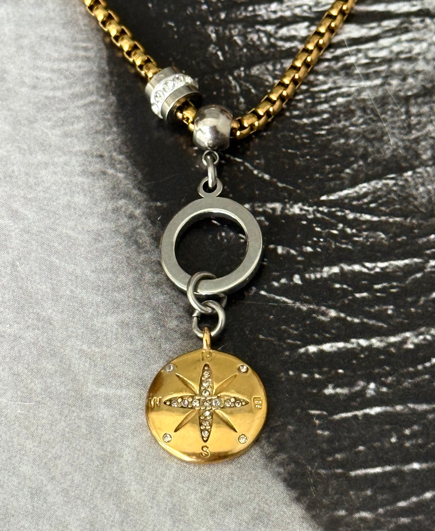 COMPASS GLOW NECKLACE