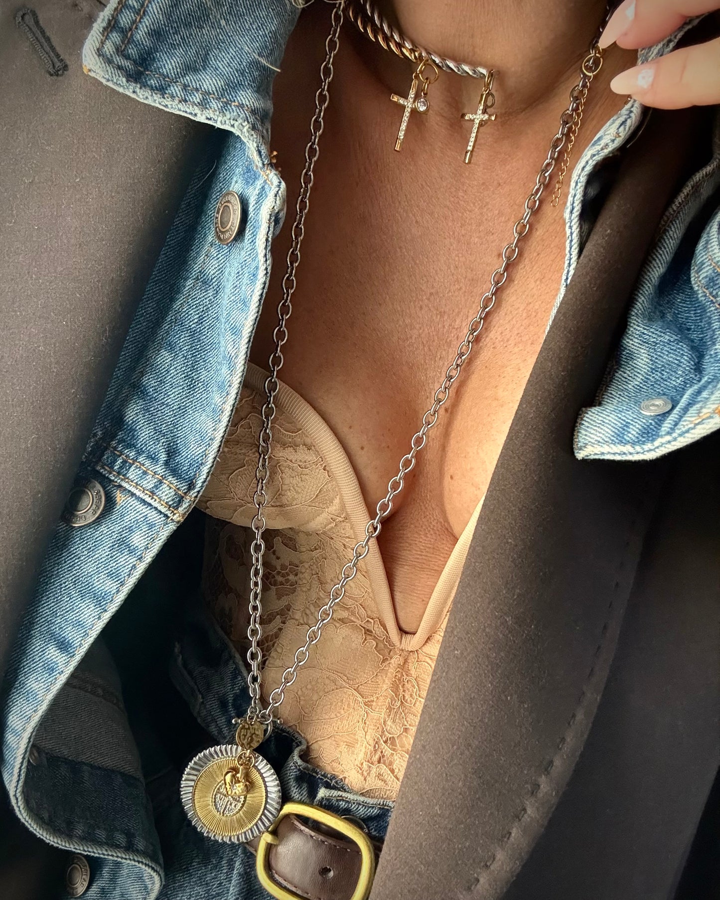 LITOUKA TWIST ICON CHOKER