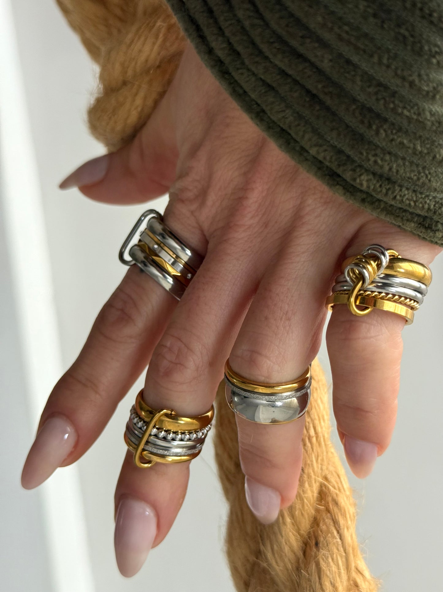 CHEVALIER MINIMAL RING (Size 6)