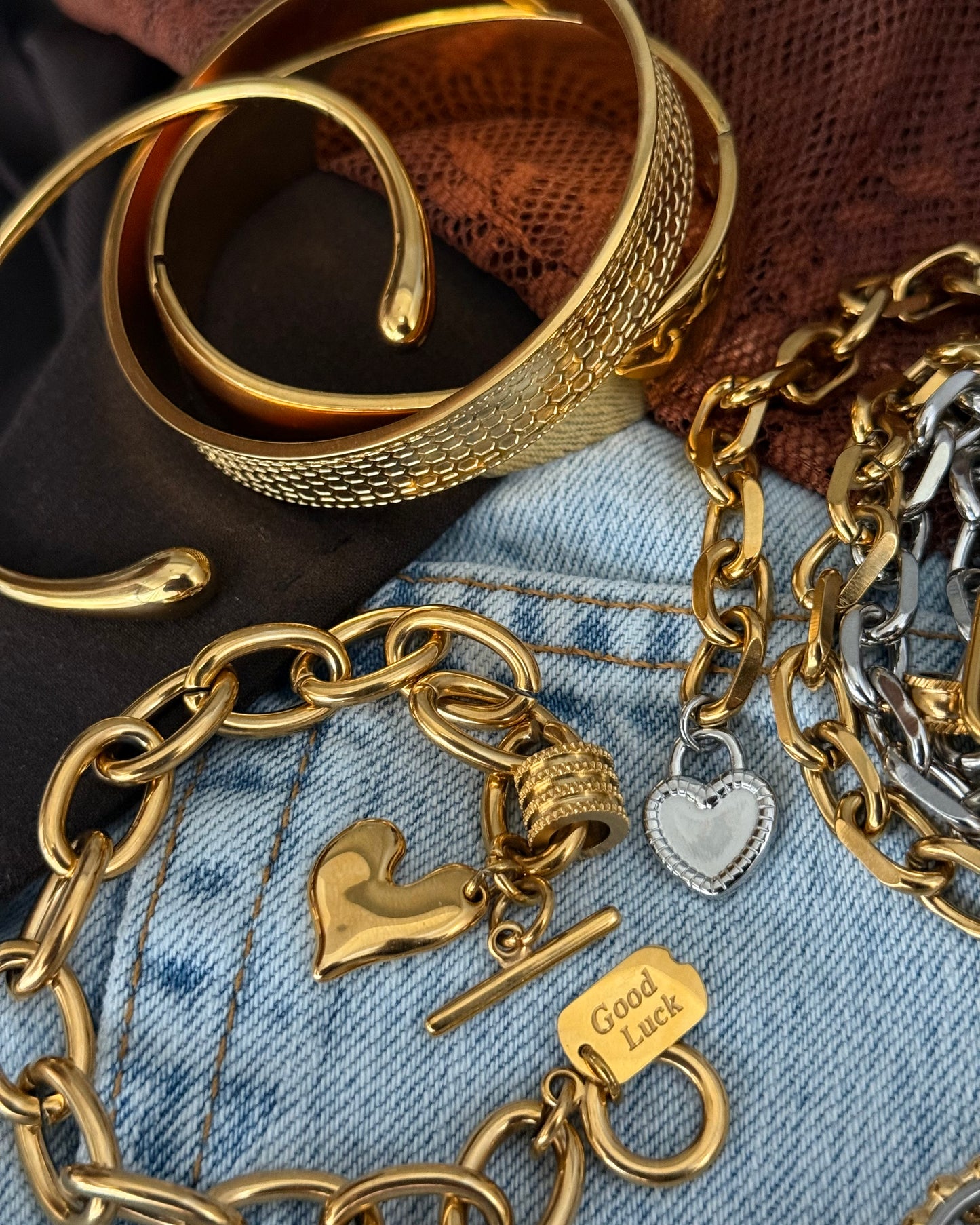 ESSENTIAL GLOW BANGLE