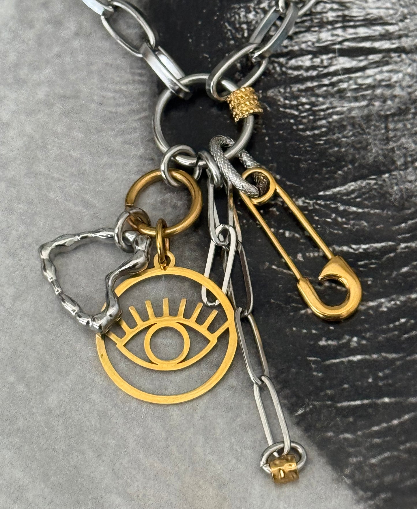 SIGNATURE NECKLACE