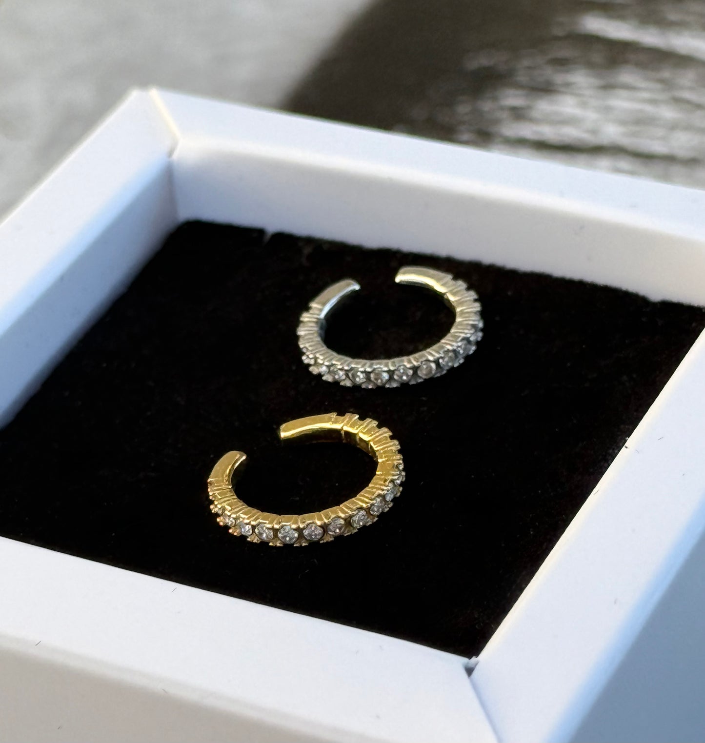 CRYSTAL HUG - ONE PIECE EARRING