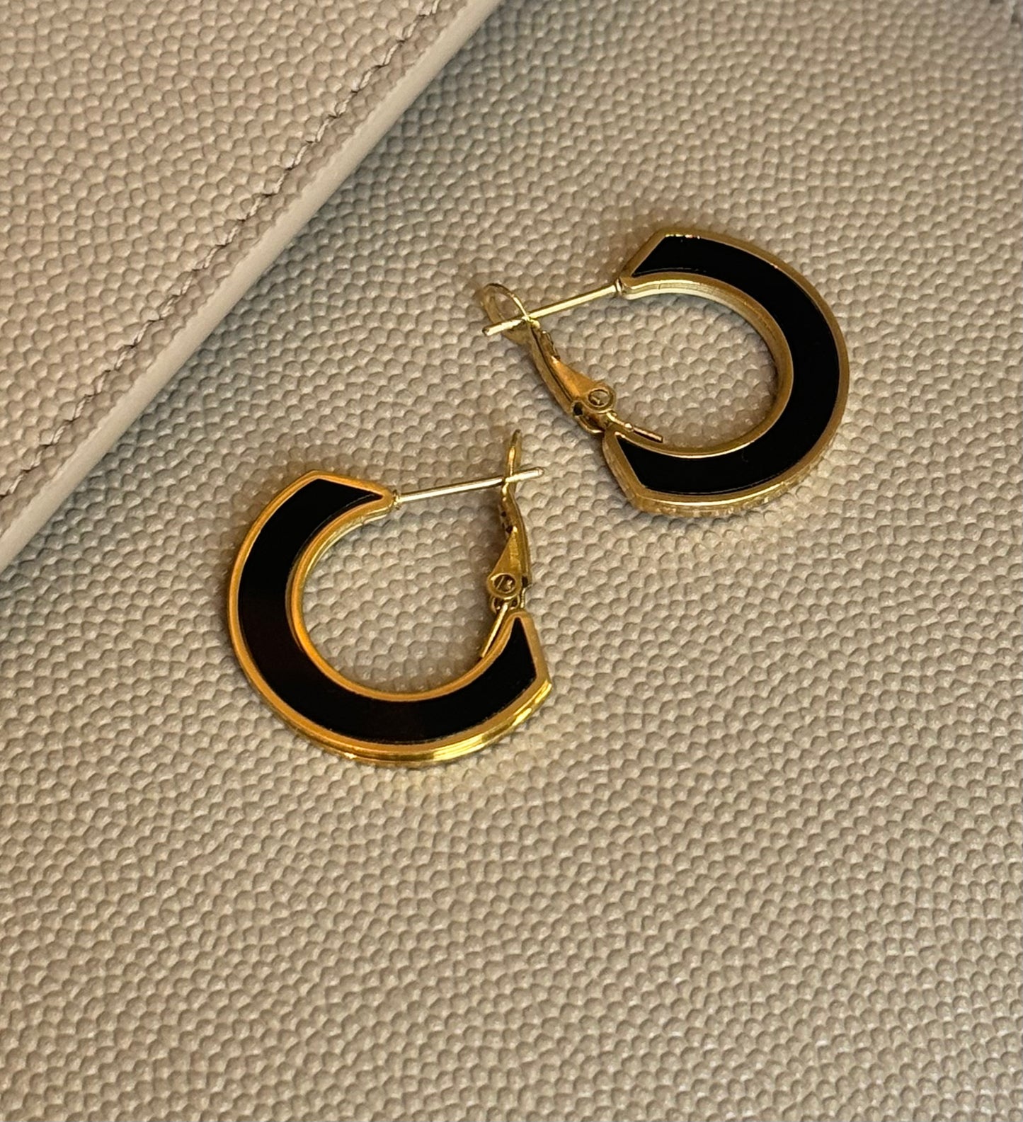 AINE BLACK EARRINGS