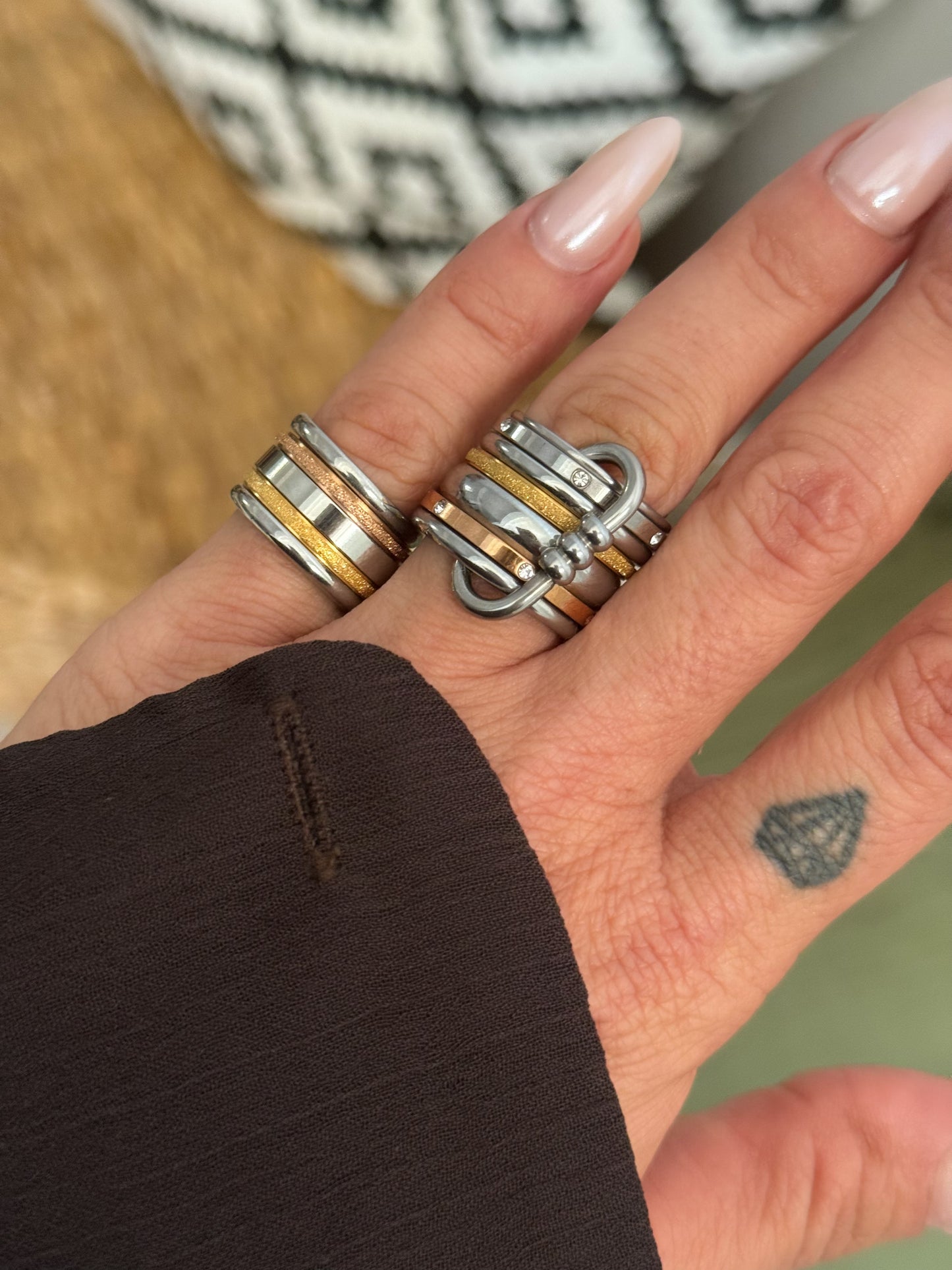 SEVEN BONDS RING (SIZE 7)