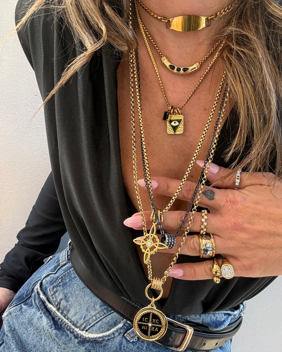 BLACK CURVE NECKLACE