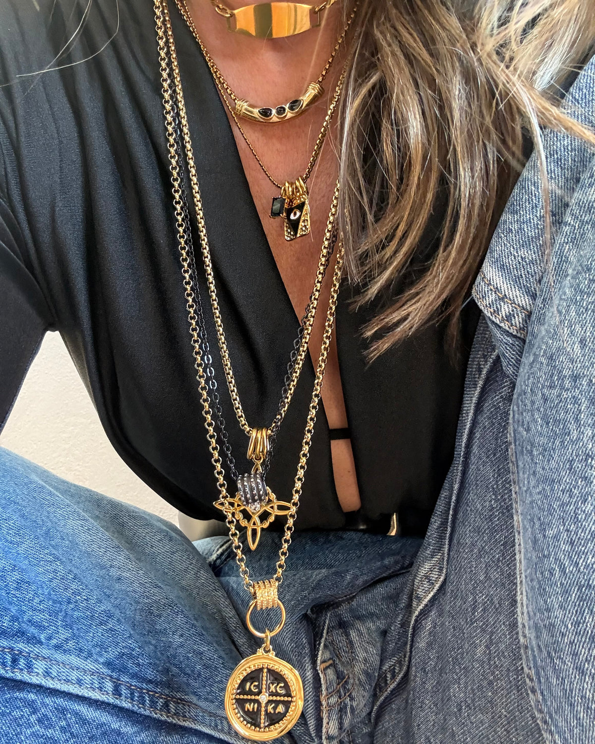BLACK CURVE NECKLACE