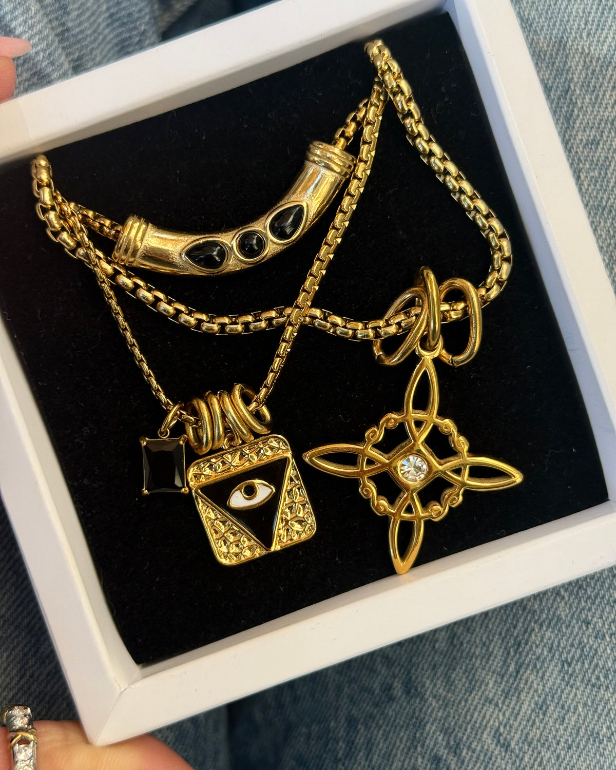 BLACK CURVE NECKLACE