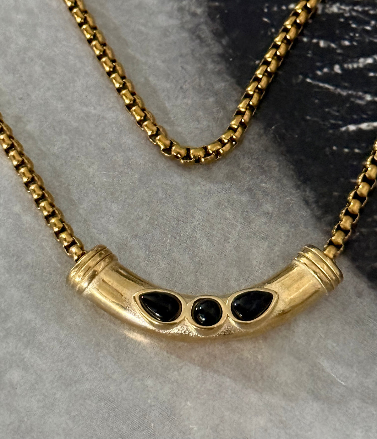 BLACK CURVE NECKLACE