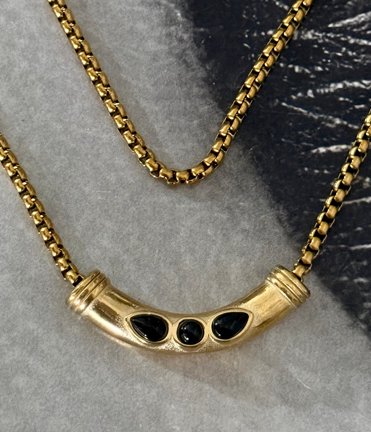 BLACK CURVE NECKLACE